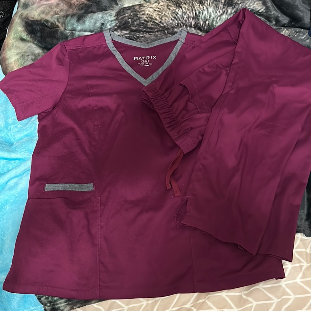 Maevin Matrix Womens large Scrub set Wine